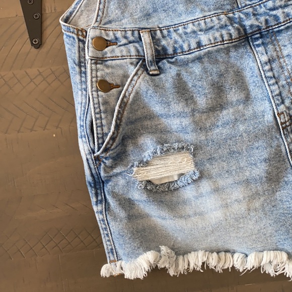 ❤️Sold ❤️ distressed shortalls ❤️ - Picture 3 of 8